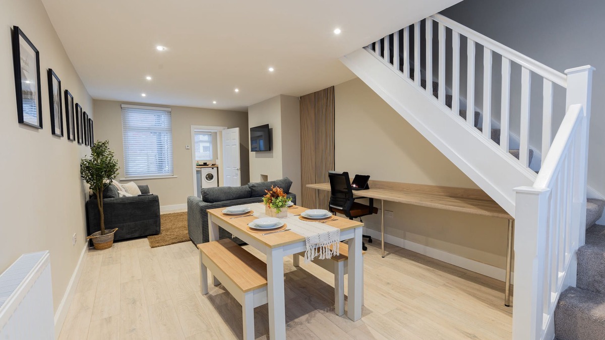 Runcorn House | Cosy House in Runcorn: Perfect for Families & Business Travelers! Free Parking