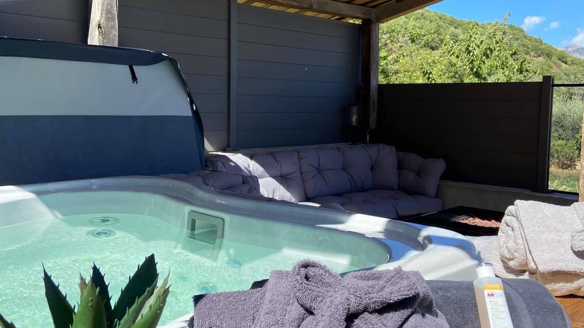 Bouyon House | Cosy house l'antre deux Pierres with private jacuzzi between sky and sea