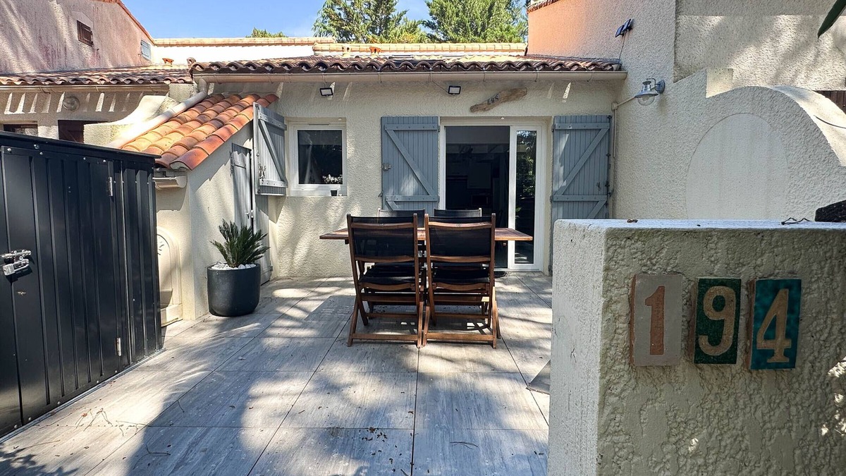 Les Mathes House | Cosy House Near Beach - 2 BR, Private Terrace, WiFi, Parking, Pet-Friendly, Sleeps 4