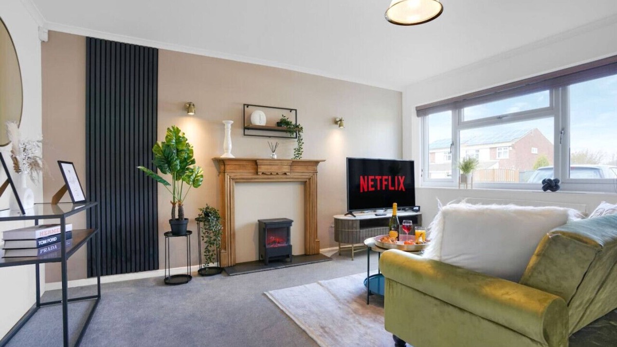 Wyken House | Cosy House - Sleeps 6 - Free Parking & Fast Wifi