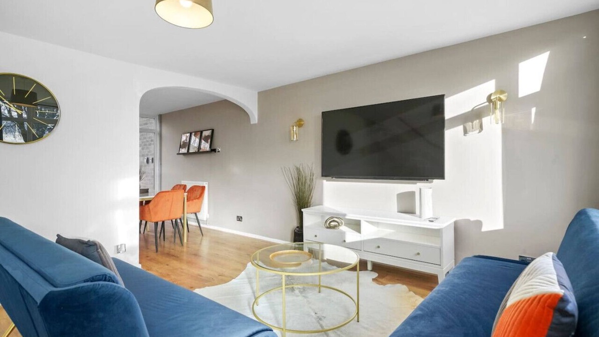 Wyken House | 🌟Cosy House with Free Parking, Garden & Smart TV🌟