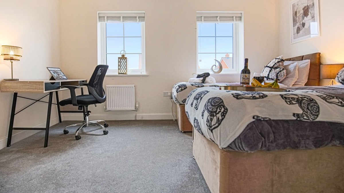 Buckingham House | ⭐️ Cosy House with Pool Table, Parking & Smart TV ⭐️