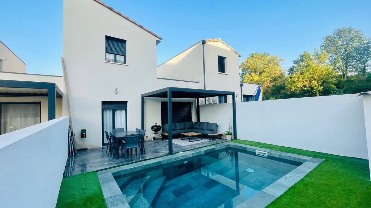 Saussan House | Cosy house with private pool close to beaches.