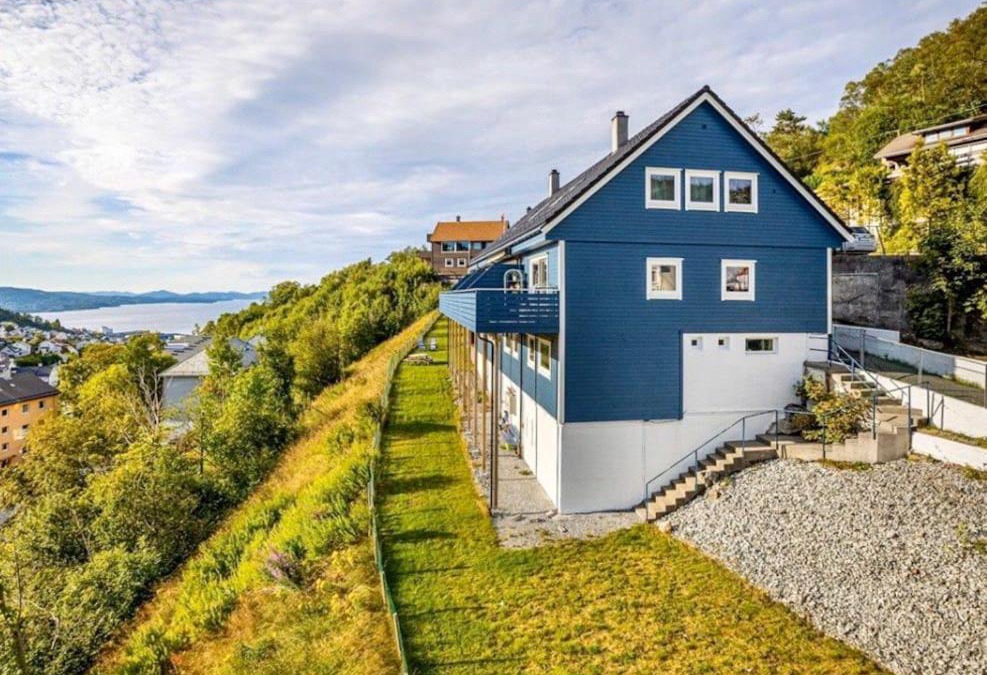 Laksevag House | Cosy house with sunny terrace, garden and fjord view