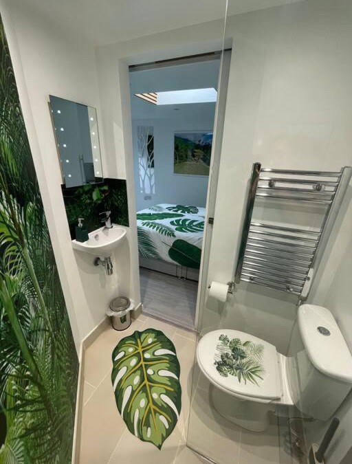 Bircotes Apartment | Cosy Jungle Cabin With Bathroom