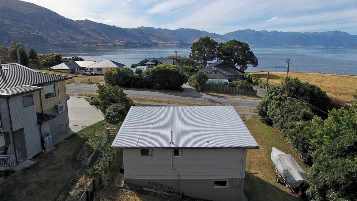 Lake Hawea Cottage | Cosy Kiwi Bach with lake views | Close to ski fields | 1 minute walk to the lake