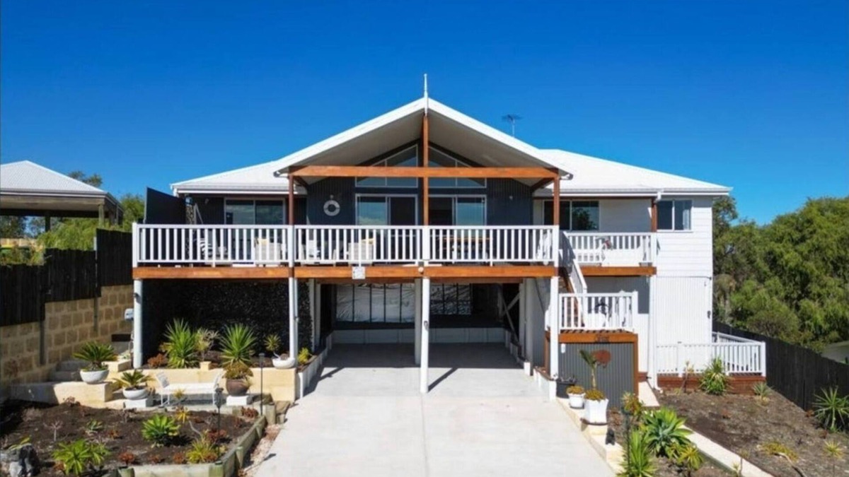 Preston Beach House | Cosy Lakeside Beach Retreat, lake views, pet friendly, sleeps 8, fishing, 4WD