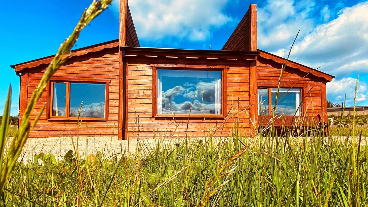 Enniskillen Cabin | Cosy lakeside lodge, ensuite bedrooms, pet-friendly, opt spa. Belleek Fermanagh