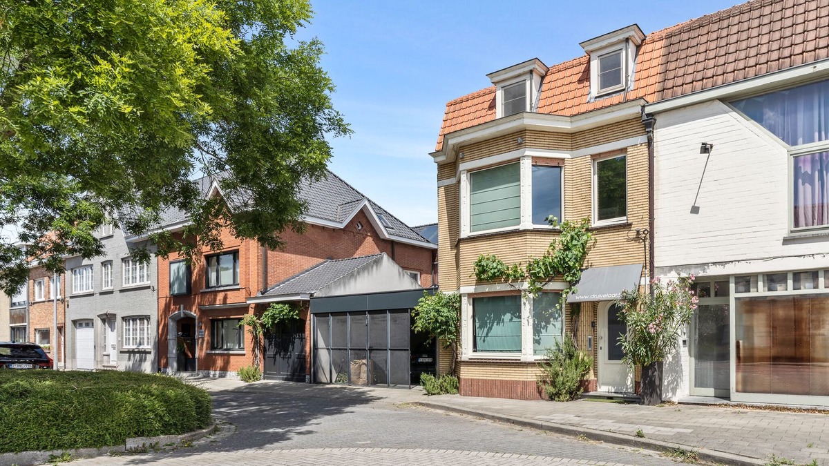 Sint-Michiels House | Cosy large townhouse next to free parking and bus to Bruges