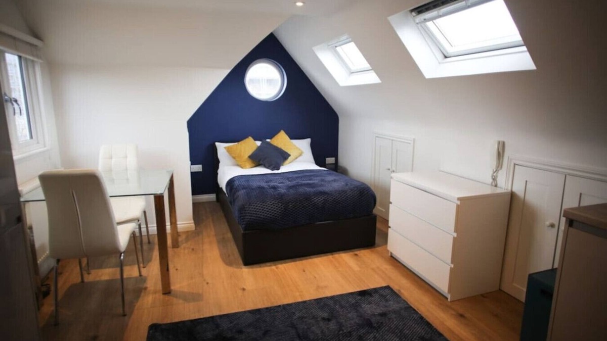 Mill Road Apartment | Cosy Loft Apartment off vibrant Mill Rd by station