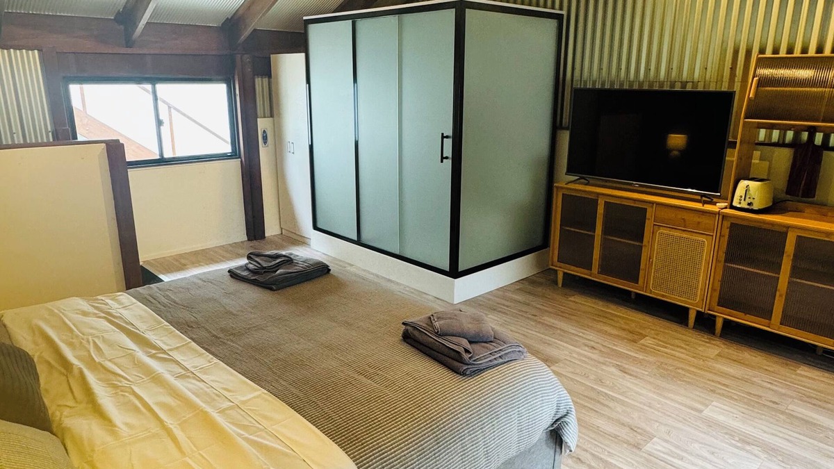 Guanaba House | Cosy Loft Style Barn Conversion nestled alongside a Hinterland Creek 🌺🐝🫏