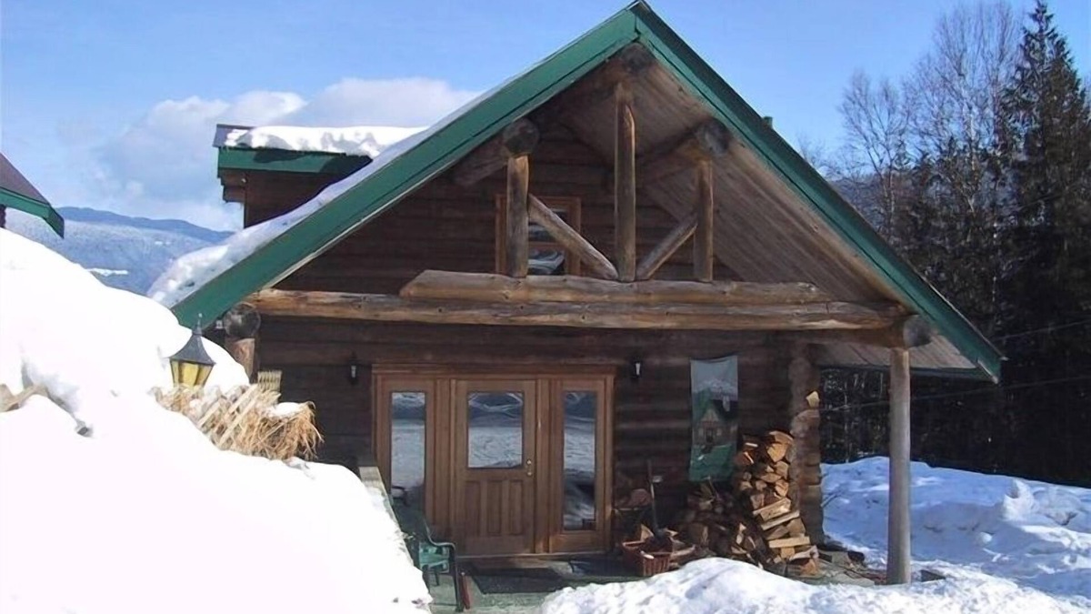 Revelstoke Cabin | Cosy Log Cottage in Rural Location