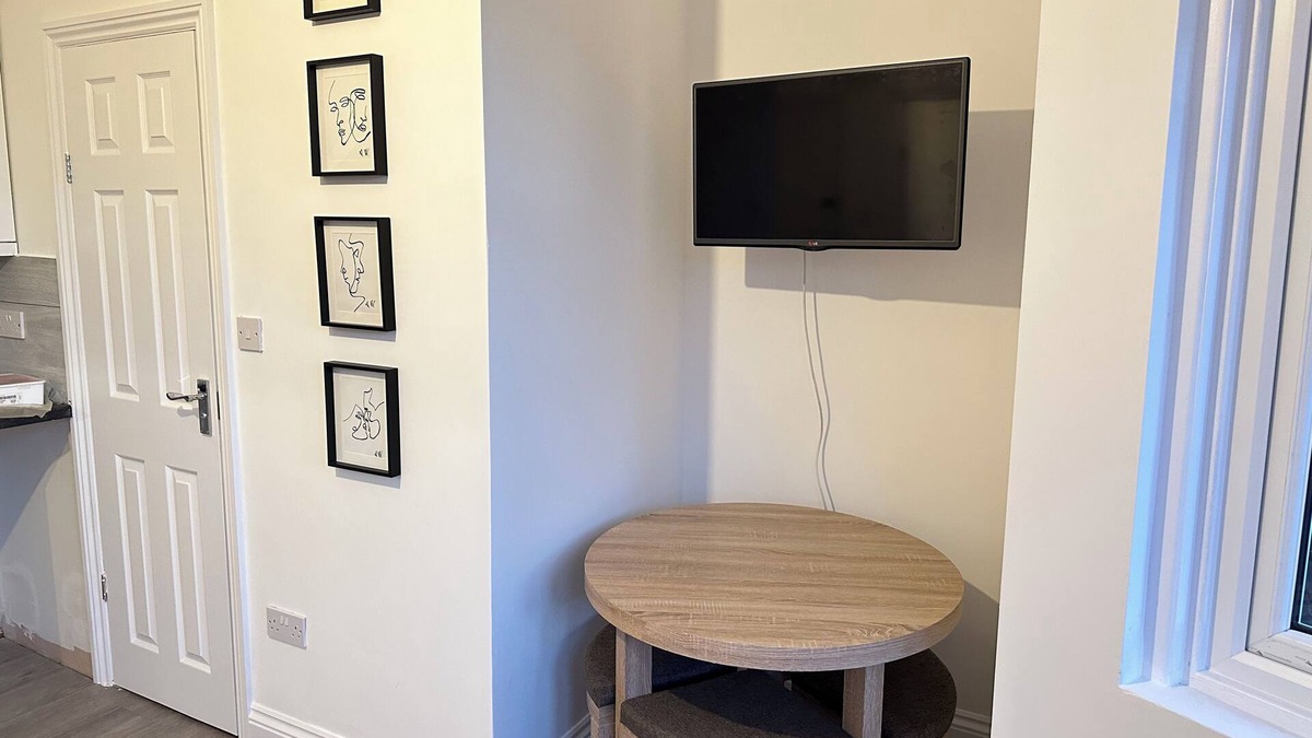 Goodmayes Apartment | Cosy London Apartment by Underground Train station - Starlet Stays