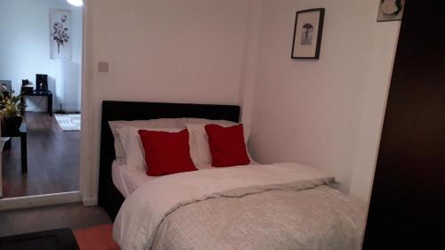 Kidbrooke with Hornfair Apartment | Cosy London holiday Home (Near O2 arena)