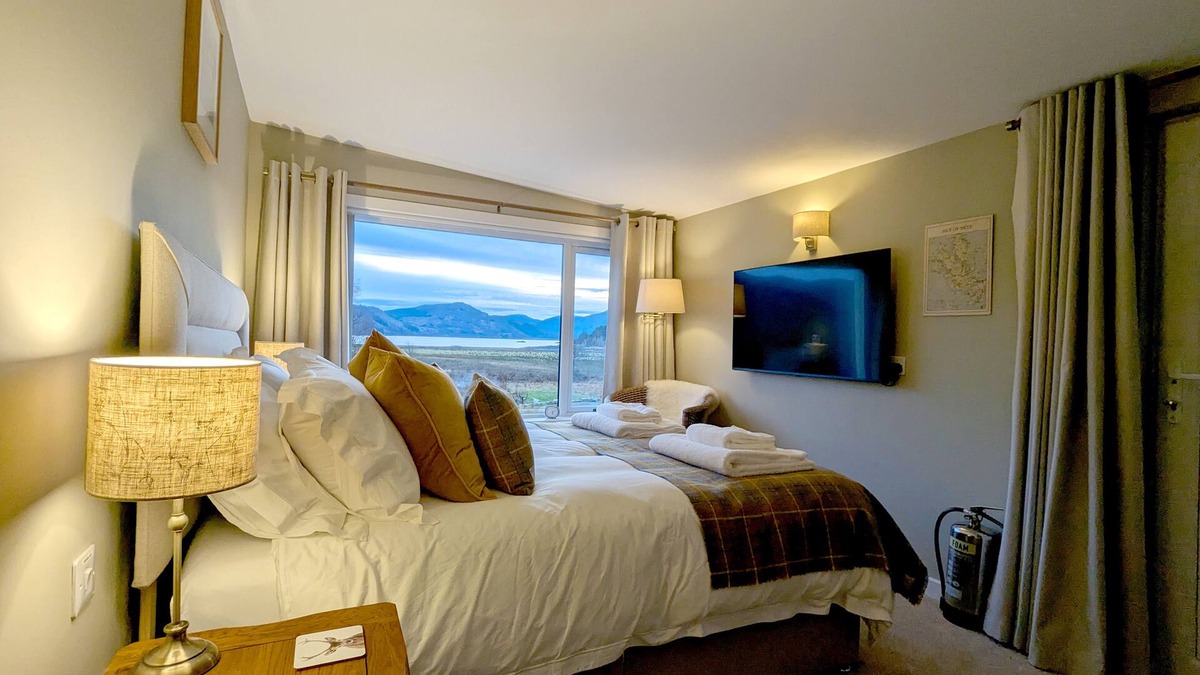 Ardelve Apartment | Cosy Luxury Apartment for up-to two adults with amazing views in the Highlands