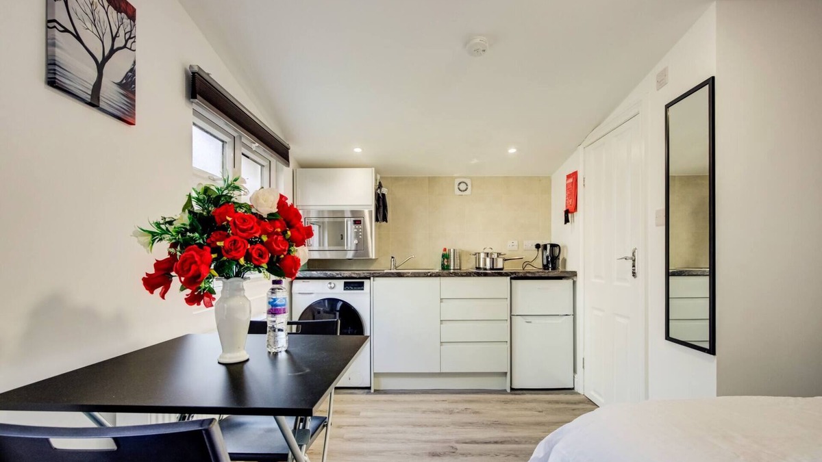 Little Holland Cabin | Cosy Luxury studio cabin centrally located in Crayford, Greater london.