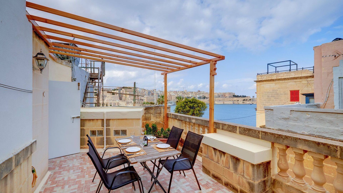 Senglea House | Cosy Maltese Townhouse, Roof Terrace and Views