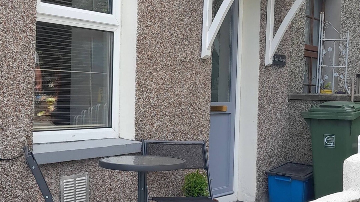 Porthmadog House | Cosy Mews House Close to Harbour