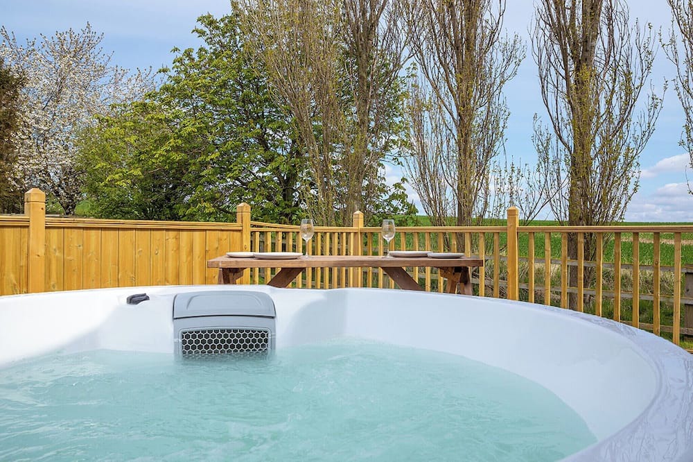 Hutton Rudby Ski Chalet | Cosy micro lodge, perfect for a romantic or family retreat.