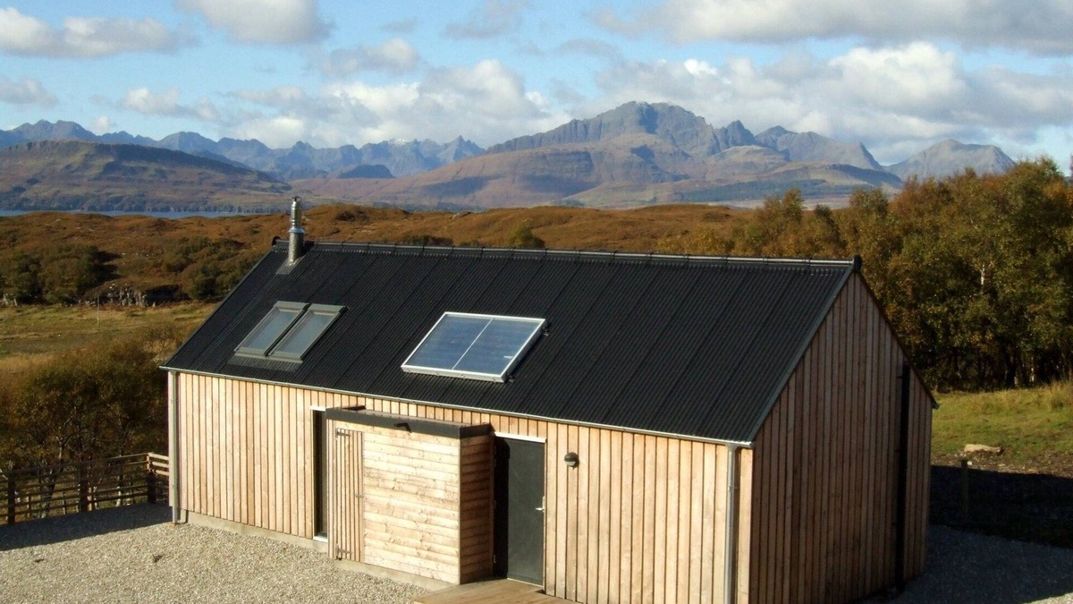 Breakish Cottage | COSY MODERN COTTAGE, GLORIOUS SEA & MOUNTAIN VIEWS.