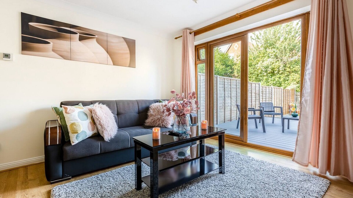 North End House | Cosy, Modern Family Friendly House in Erith! 5 Mins From Slade Green Train Ston