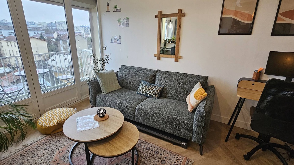 Le Kremlin-Bicetre Apartment | Cosy & Modern Flat With a Balcony
