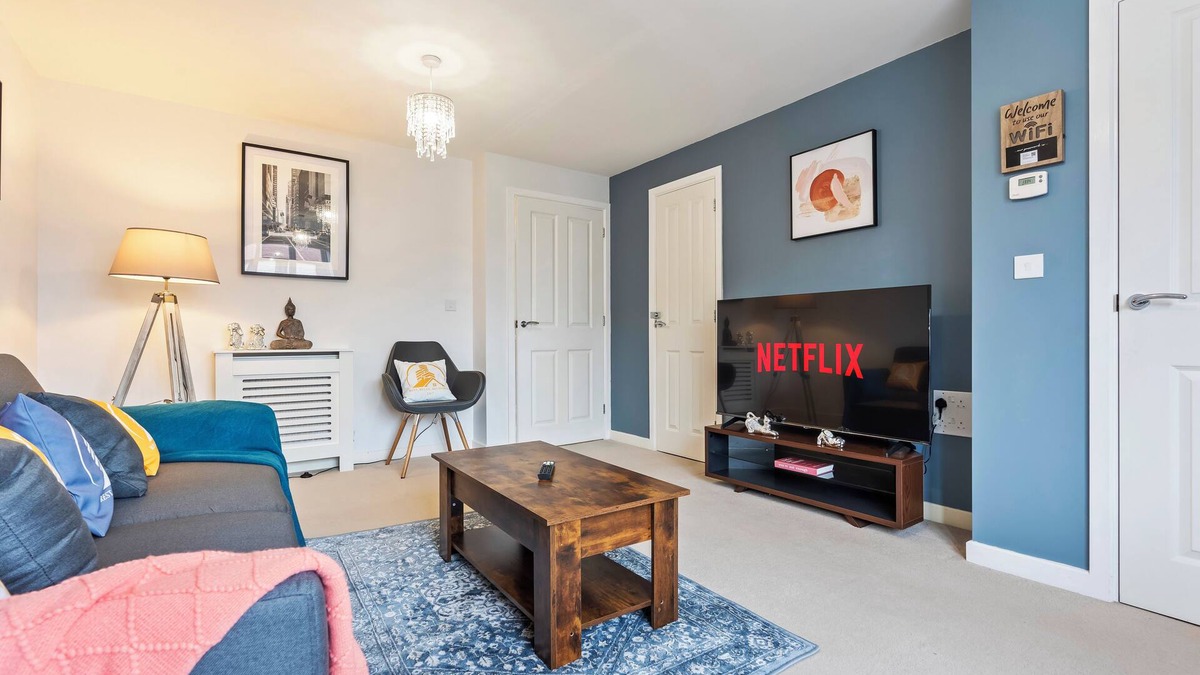 Telford House | Cosy Modern home -3BR 247 Serviced accommodation Telford