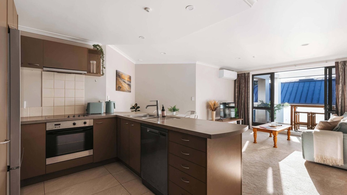 Mount Maunganui Apartment | Cosy Mount Base King Bed, Ensuite & Top Location