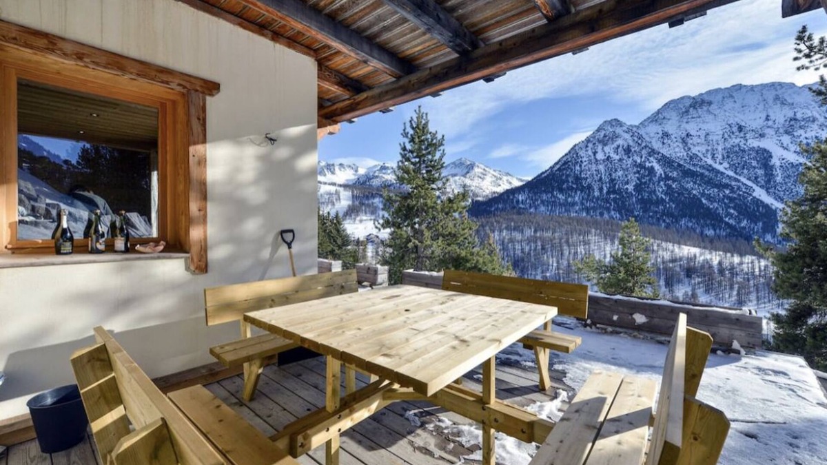 Montgenevre Ski Chalet | Cosy Mountain view free park