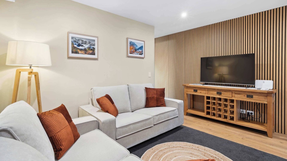 Kawarau Falls House | Cosy Mountain View Retreat