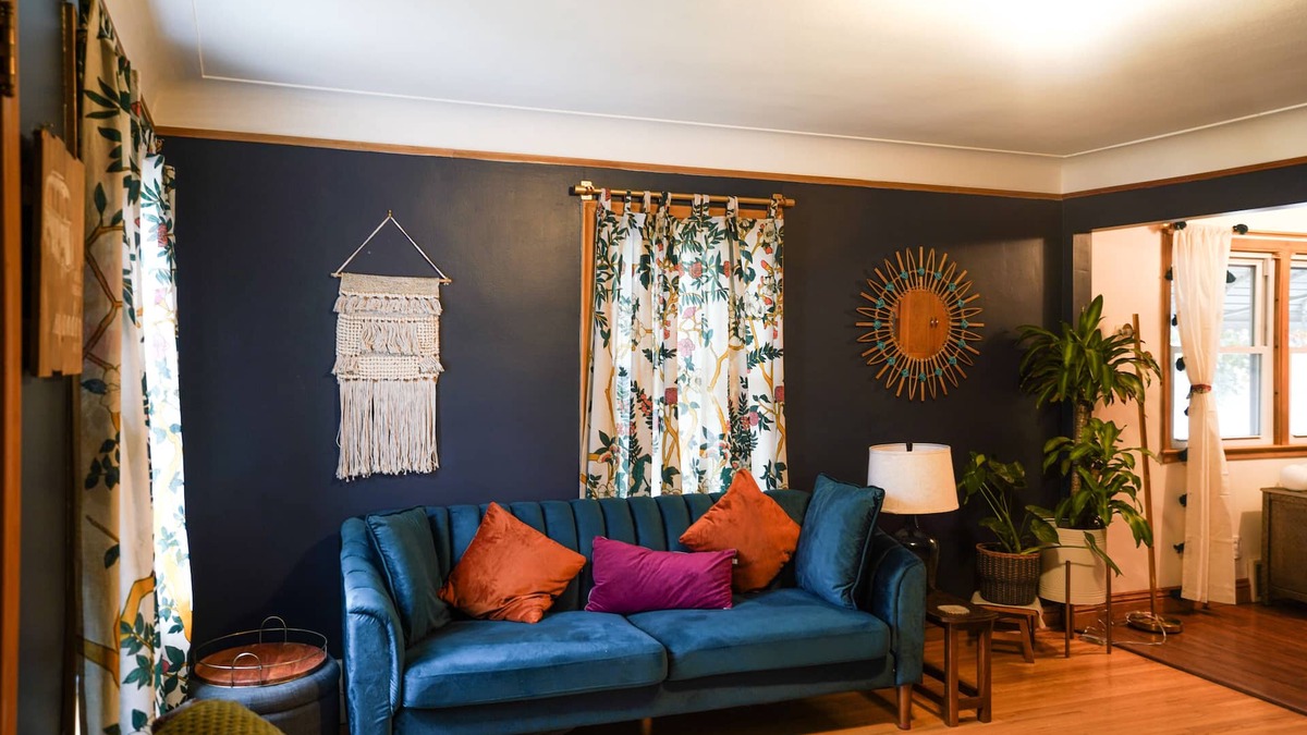 Waite Park House | Cosy Nest Welcomes Pets. Comfortable Work-from-Home Space, & Garage Parking.