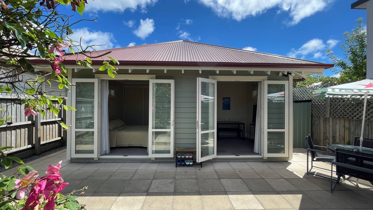 Christchurch City Centre House | Cosy & new, with yard, near river, in CBD: CNZhouse