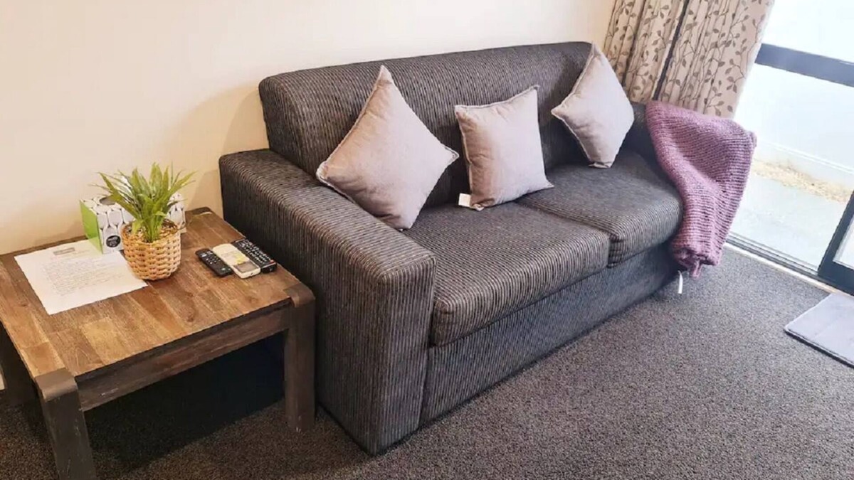 Halswell House | Cosy next to wigram reserve- Breakfast/Netflix