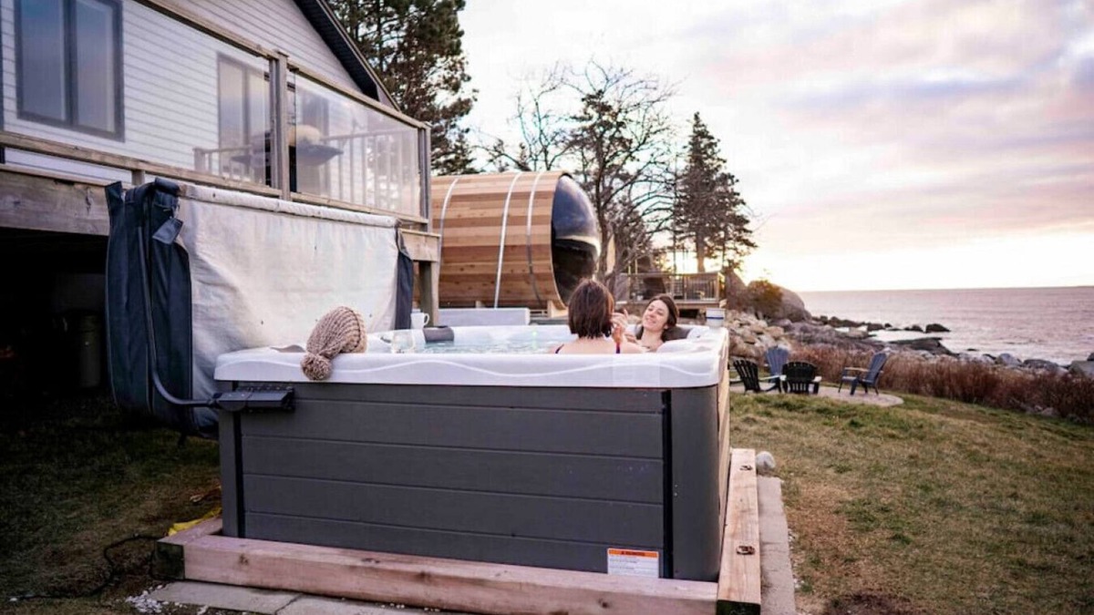 Hunts Point Cottage | Cosy Oceanfront Cottage - Hot Tub and Sauna