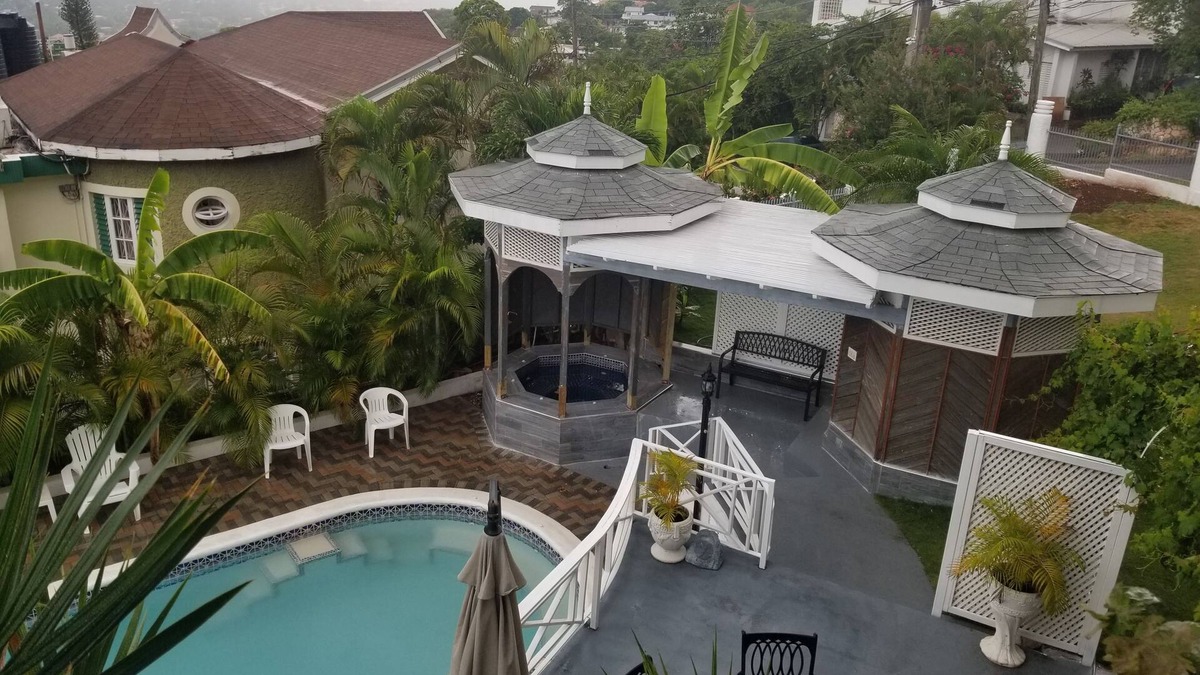 Saint Andrew Apartment | Cosy one bedroom with relaxing pool.