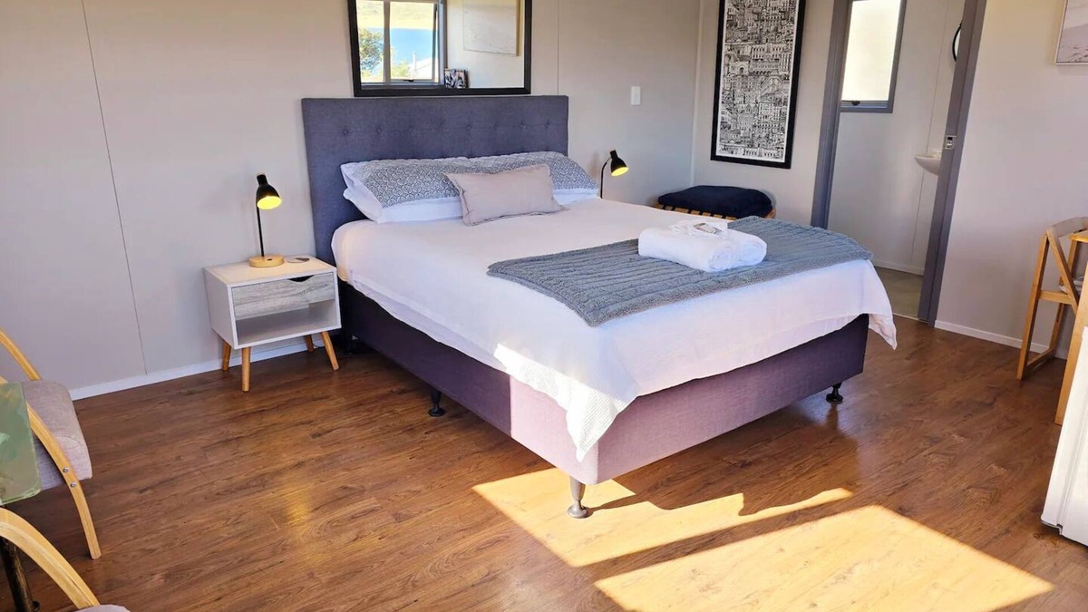 Opononi Cabin | Cosy Opononi cabin with gorgeous ocean views - relaxation bliss!