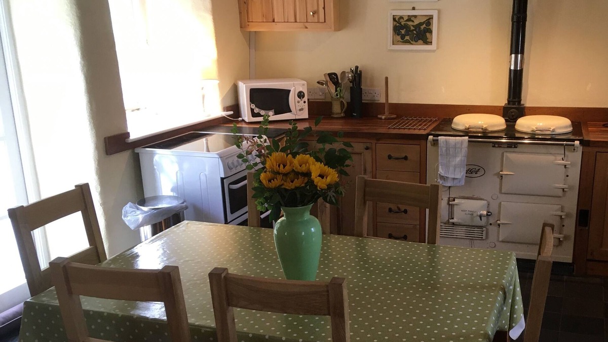 Jameston Cottage | Cosy, peaceful cottage in Manorbier, Pembrokeshire for 5/6, a mile from beach