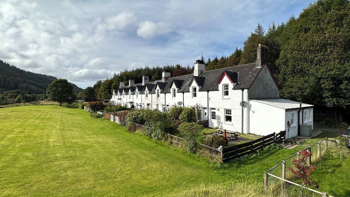 Cairnbaan Cottage | Cosy Pet-Friendly Family Cottage Beside Crinan Canal Enclosed Garden Wood Burner