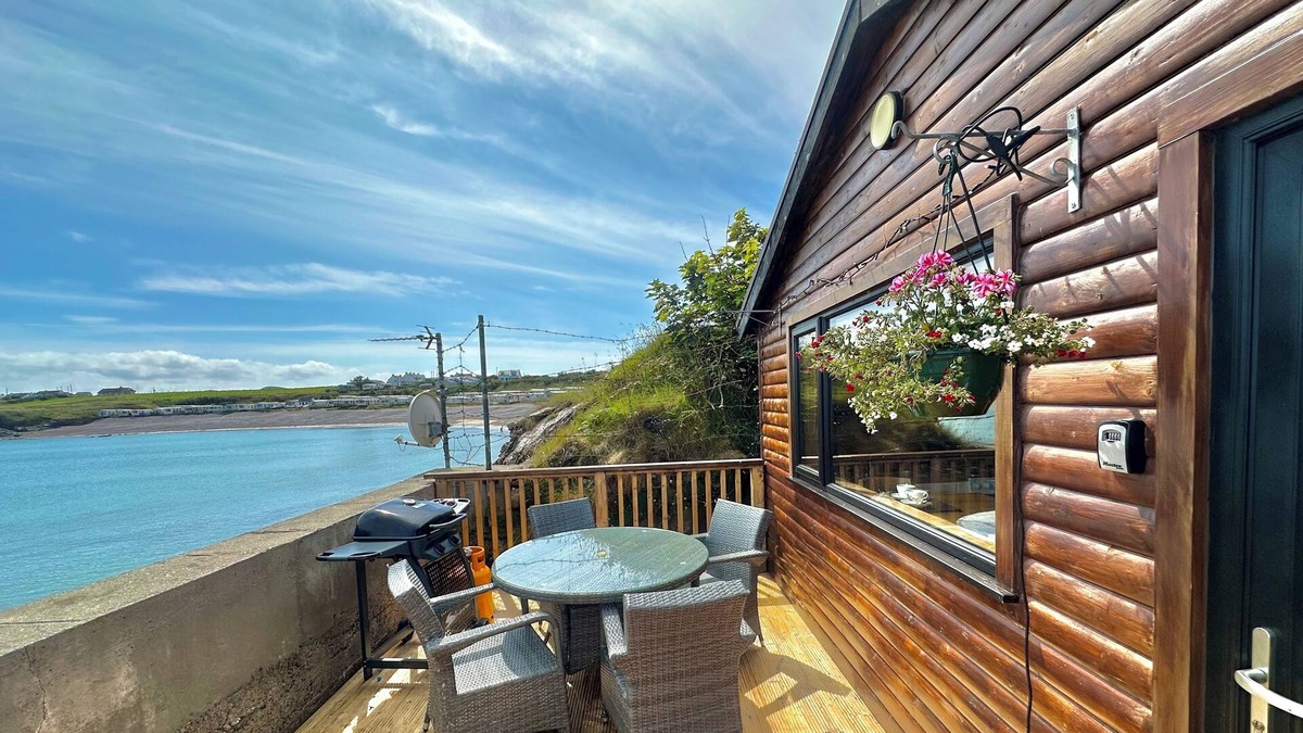 Malin Cabin | Cosy Portmor Log Cabin - Waterfront & Pet Friendly