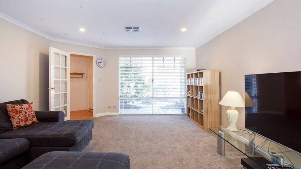 Baldivis House | Cosy Retreat, 10 minutes to beaches! Great for short or long stay holidays.