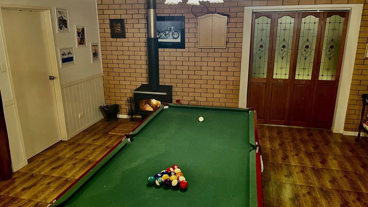 Palen Creek House | Cosy Retreat, 2 Fireplaces, Hot Tub, Pool table, Fire Pit , Mountain View’s.