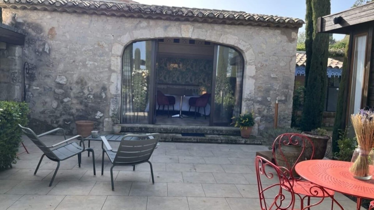 Eygalieres House | Cosy retreat in Eygalieres with artist studio. Walking distance to the village