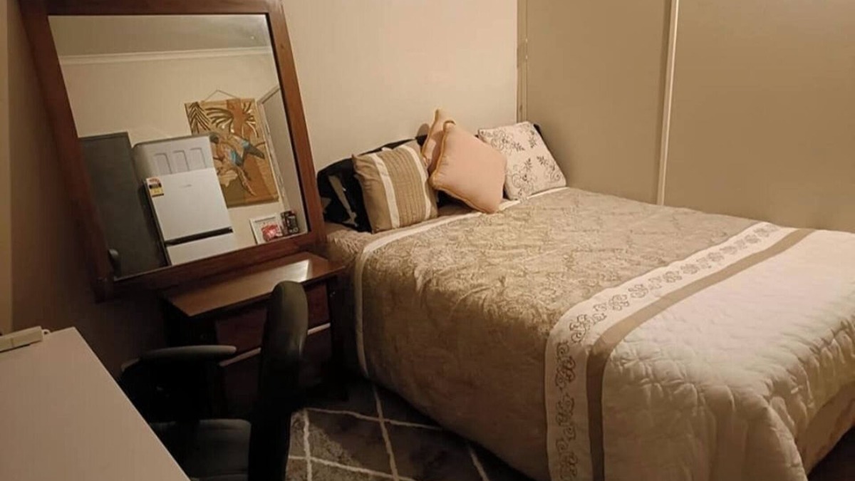 Manor Lakes House | Cosy Room Close to all amenities!30 mins Train ride to Melbourne CBD