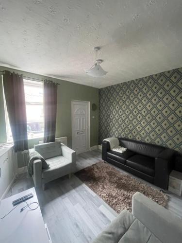 Winshill House | Cosy Room Near Train & Hospital