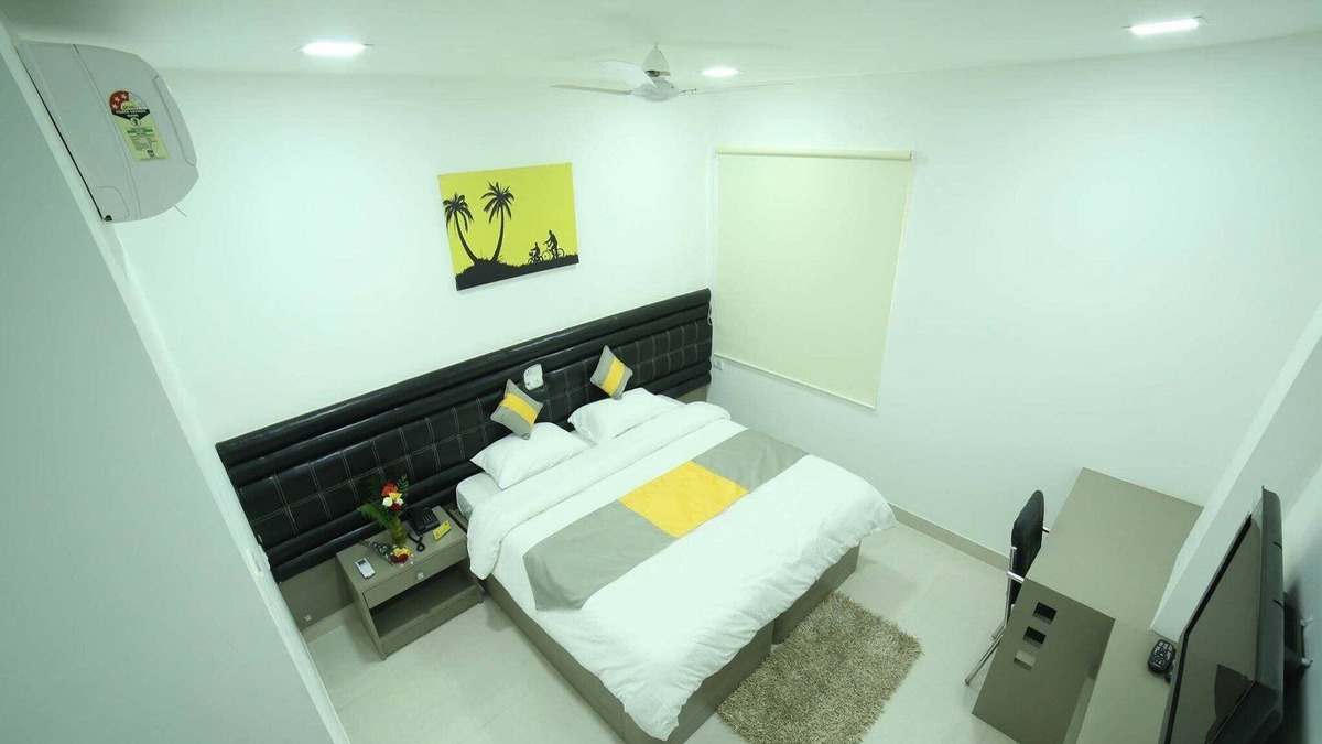 Madhapur House | Cosy Room With Private Bath And Work Desk