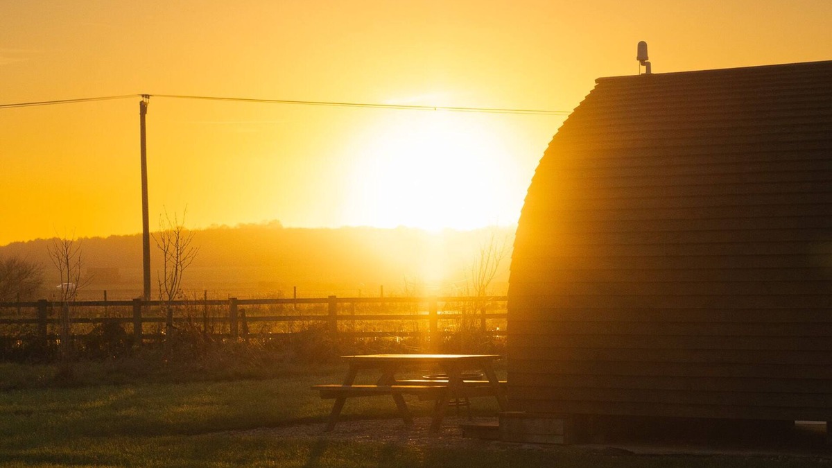 Grantham Cabin | Cosy Rural Cabin with Wood Fired Hot Tub