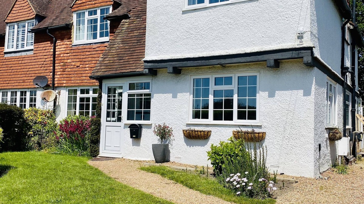 Cooden Cottage | Cosy Seaside Cottage sleeps 6 pets welcome