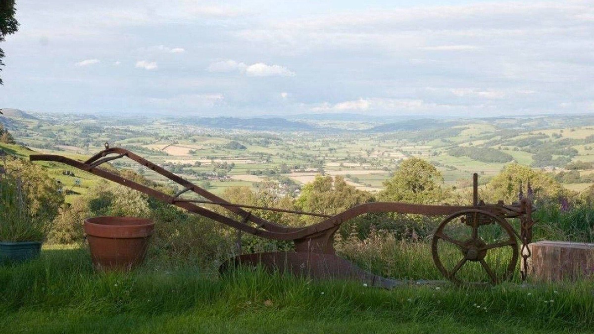 Trefeglwys House | Cosy Self Catering Cottage that has everything you need with a spectacular view