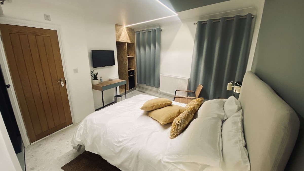 Winchester Apartment | Cosy Serviced Studio Pet Friendly