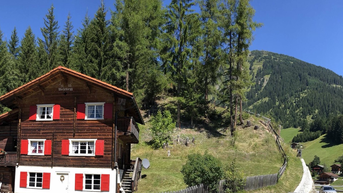 Litziruti Ski Chalet | Cosy ski retreat Swiss Alps 10 min to Arosa Sleeps 6. Spectacular mountain views